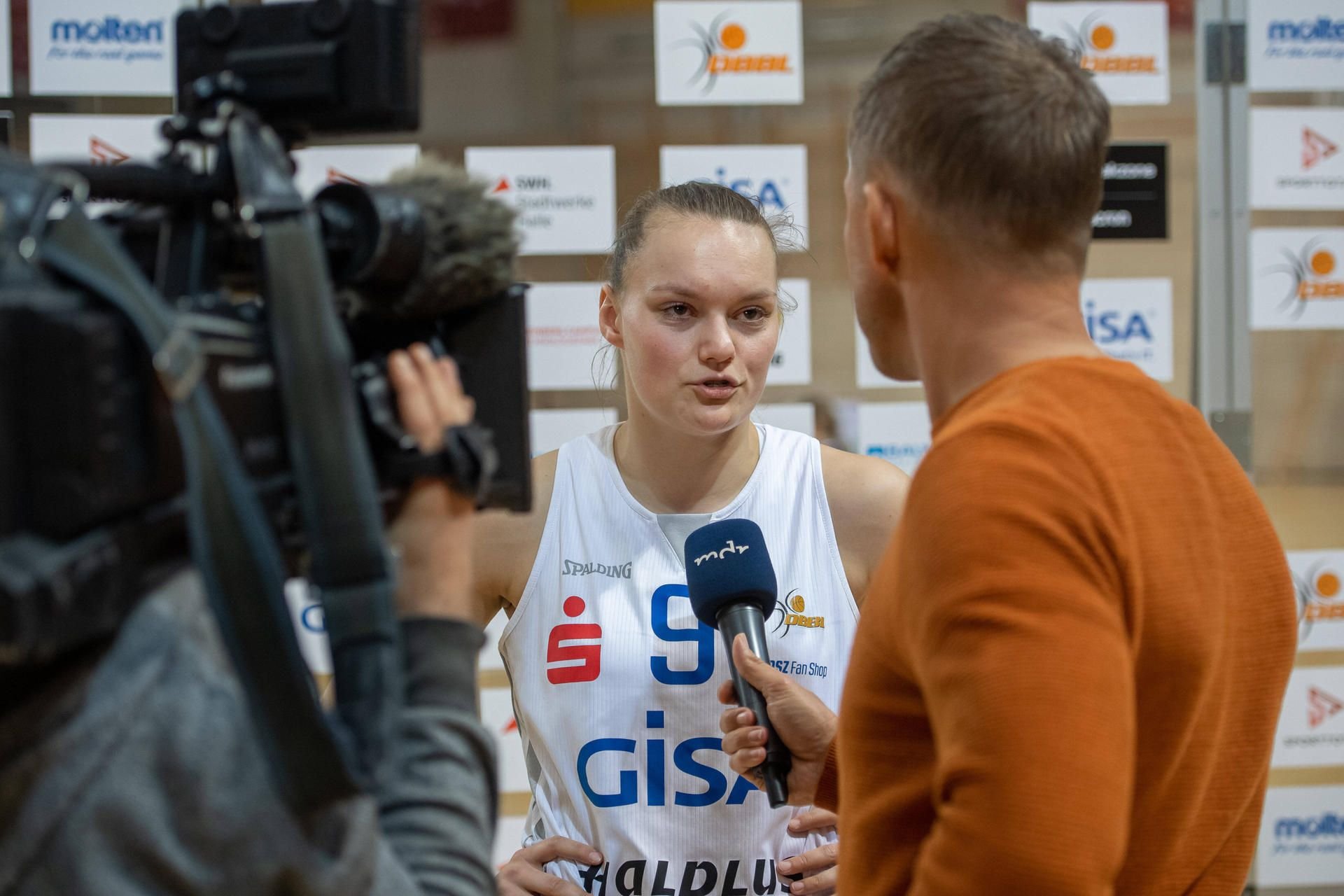Inken Henningsen spricht nach einem Spiel in der Erdgas-Arena in Halle mit TV-Journalisten.
