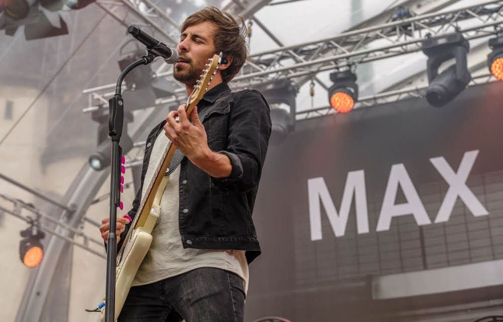 Einer von 80 Millionen. Max Giesinger zog am Freitagabend auf der Schlosswiese mehrere Tausend Fans an.