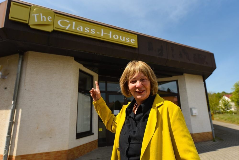 Das ehemalige Einkaufszentrum in Schraplau, das Ingrid Straub erworben hat, trägt nun den Namen „The Glass-House“.