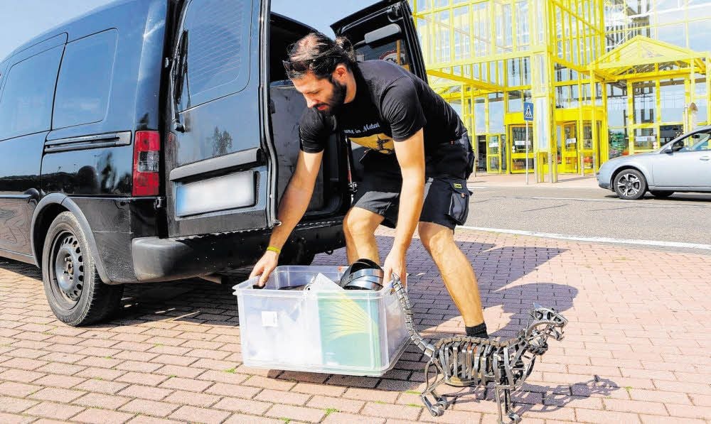 Ronald Knoll muss einpacken: Am Freitagvormittag holte er alle seine Kunstobjekte aus dem Einkaufszentrum Leißling ab.