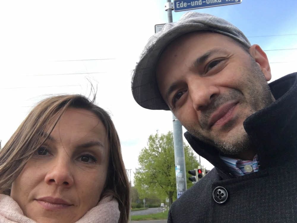 Selfie von Journalistin Juliane Wedemeyer und dem fernen Unku-Verwandten Janko Lauenburger. Entstanden in Magdeburg am ehemaligen Holzweg, dem heutigen Ede-und-Unku-Weg, wo Unku ab 1938 gelebt hat, nachdem Sinti und Roma der Aufenthalt in Anhalt verboten worden war.