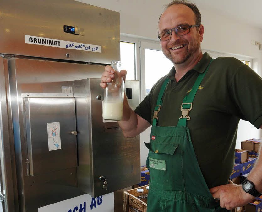Karsten Scheffler, hier in der Milchtankstelle im Obsthof am Süßen See, hat nun auch einen Milchautomaten in Hettstedt aufgestellt.