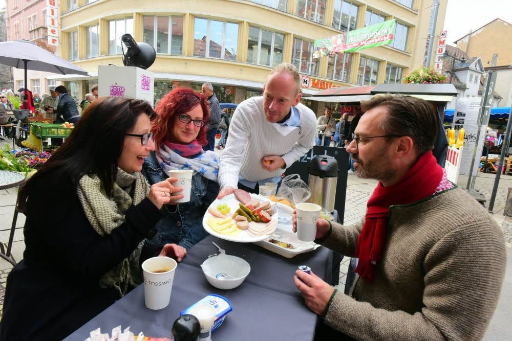 Heiko Frischleder (stehend) serviert seinen Gästen reich gedeckte Teller. Seine Besucher genießen es, umsorgt zu werden.