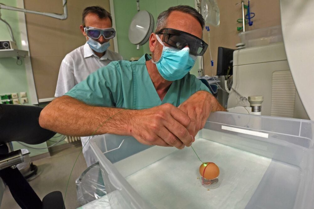 Holger Waack, Oberarzt in der Urologie des Klinikums, operiert jetzt mit einem Laser. Chefarzt Matthias Samtleben sieht der Demonstration zu.