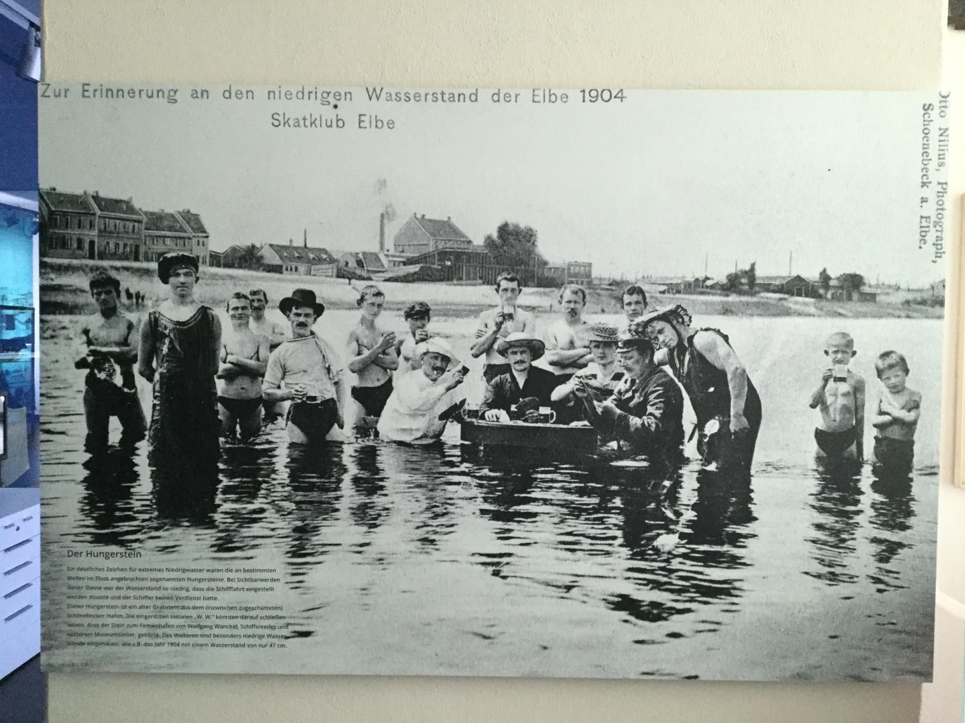 Während des Niedrigwassers 1904 spielen Schiffer bei Schönebeck in der Elbe Skat.