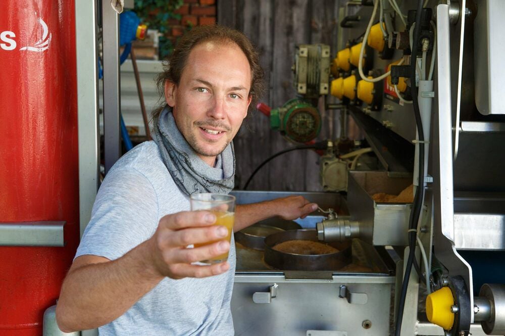 Frisch gepresst schmeckt der Most am besten. Doch Daniel Hagenauer rät zur Vorsicht, warm nicht zu viel trinken wegen Durchfallgefahr.