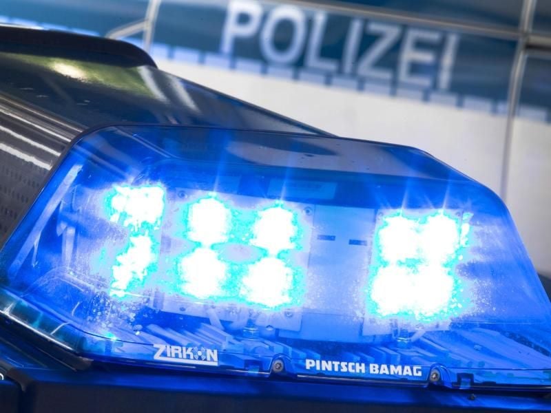 Ein Blaulicht auf dem Dach eines Polizeiwagens.