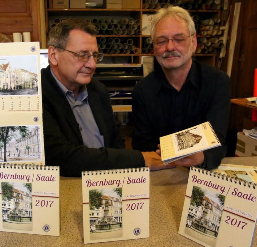Winfried Becker (links), Vorsitzender des Förderverein Lions Club Bernburg, betrachtet gemeinsam mit Michael Koch die Kalender für 2017.
