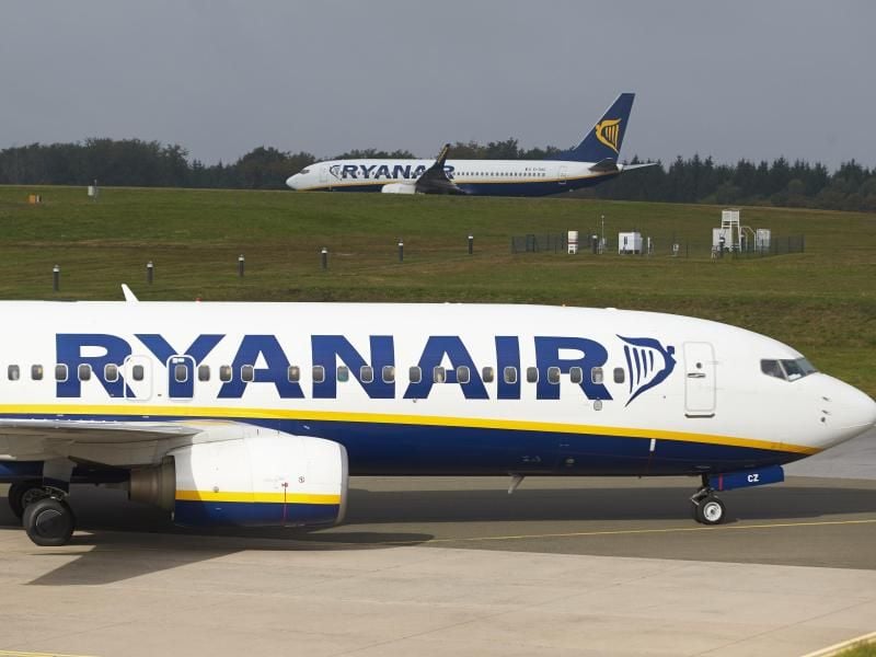 Maschinen der Fluglinie Ryanair stehen auf Rollbahnen des Flughafens Hahn. Foto: Thomas Frey/Archiv