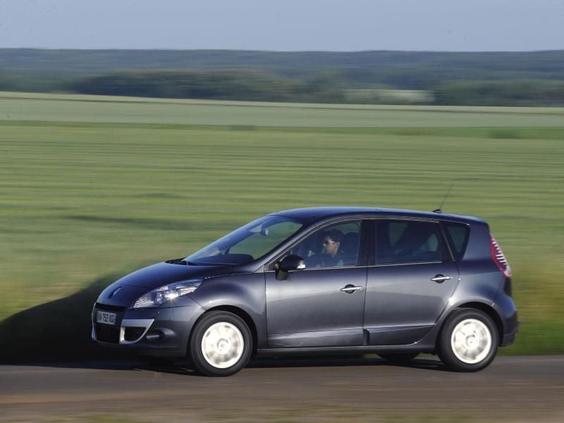 Viel Platz für Passagiere und Gepäck: Der kompakte Van Renault Scénic (2009 bis 2016). Foto: Renault/dpa-tmn