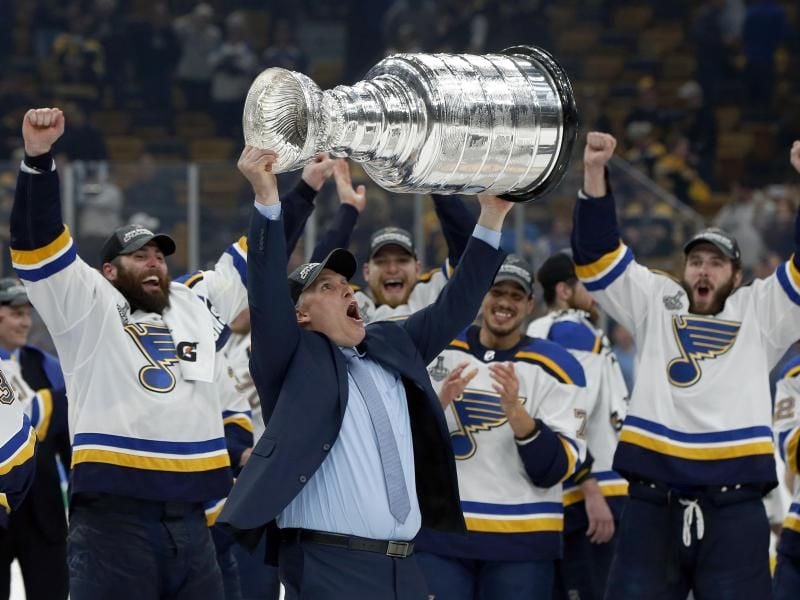 Craig Berube, Chefcoach der St. Louis Blues, stemmt den Stanley Cup in die Höhe. Foto: Michael Dwyer/AP