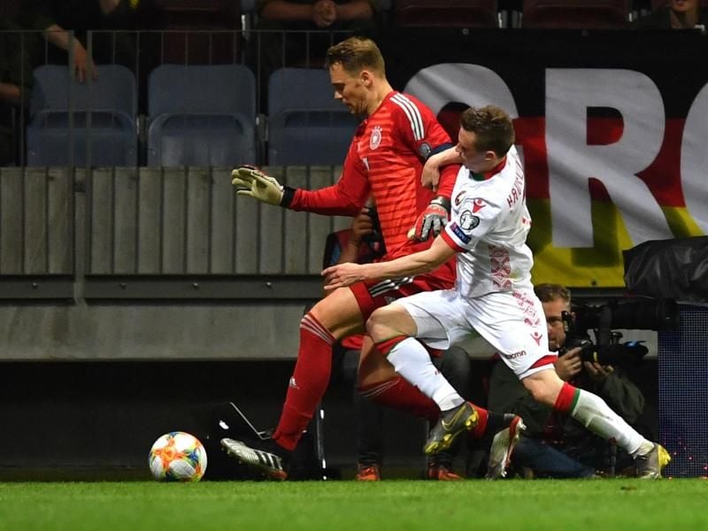Beim 2:0-Sieg des DFB-Teams über Weißrussland in der EM-Qualifikation zeigt Torwart Manuel Neuer im Duell mit Juri Kowalew sein fußballerisches Können und spielt seinen Gegner aus. Foto:&nbsp;Marius Beck