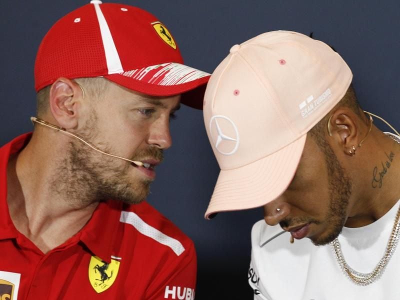 Sebastian Vettel (l) und Lewis Hamilton werden sich in Monaco einen heißen Kampf liefern. Foto: Claude Paris/AP