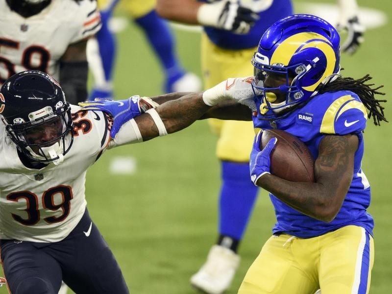 Darrell Henderson (r) setzte sich mit den Los Angeles Rams gegen Eddie Jackson von den Chicago Bears durch. Foto: Kelvin Kuo/AP/dpa