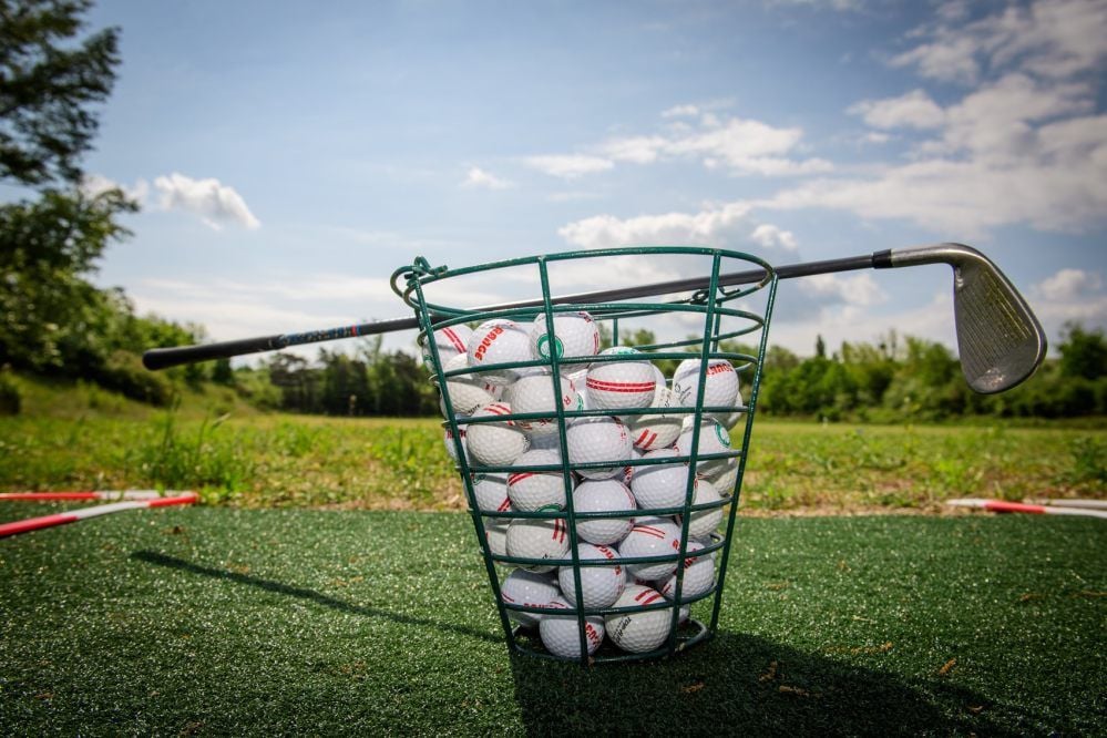 Interessenten können einmal pro Woche - wegen des Himmelfahrtstages jedoch erst wieder am 28. Mai - Abschläge auf der Driving Range in Naumburg üben.