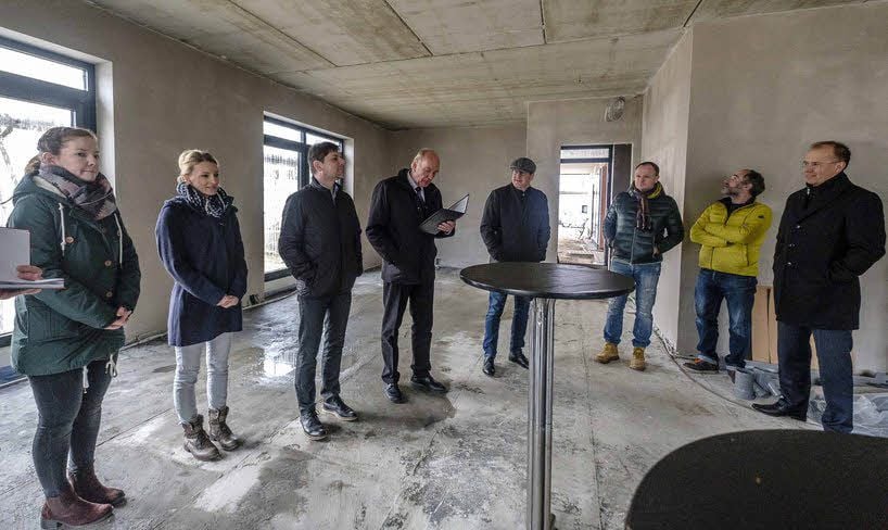 Joachim Kluge, Präsident des DRK (4.v.l.), dankte allen Teilhabenden und gab einen Ausblick auf den neuen Standort der Sozialstation.