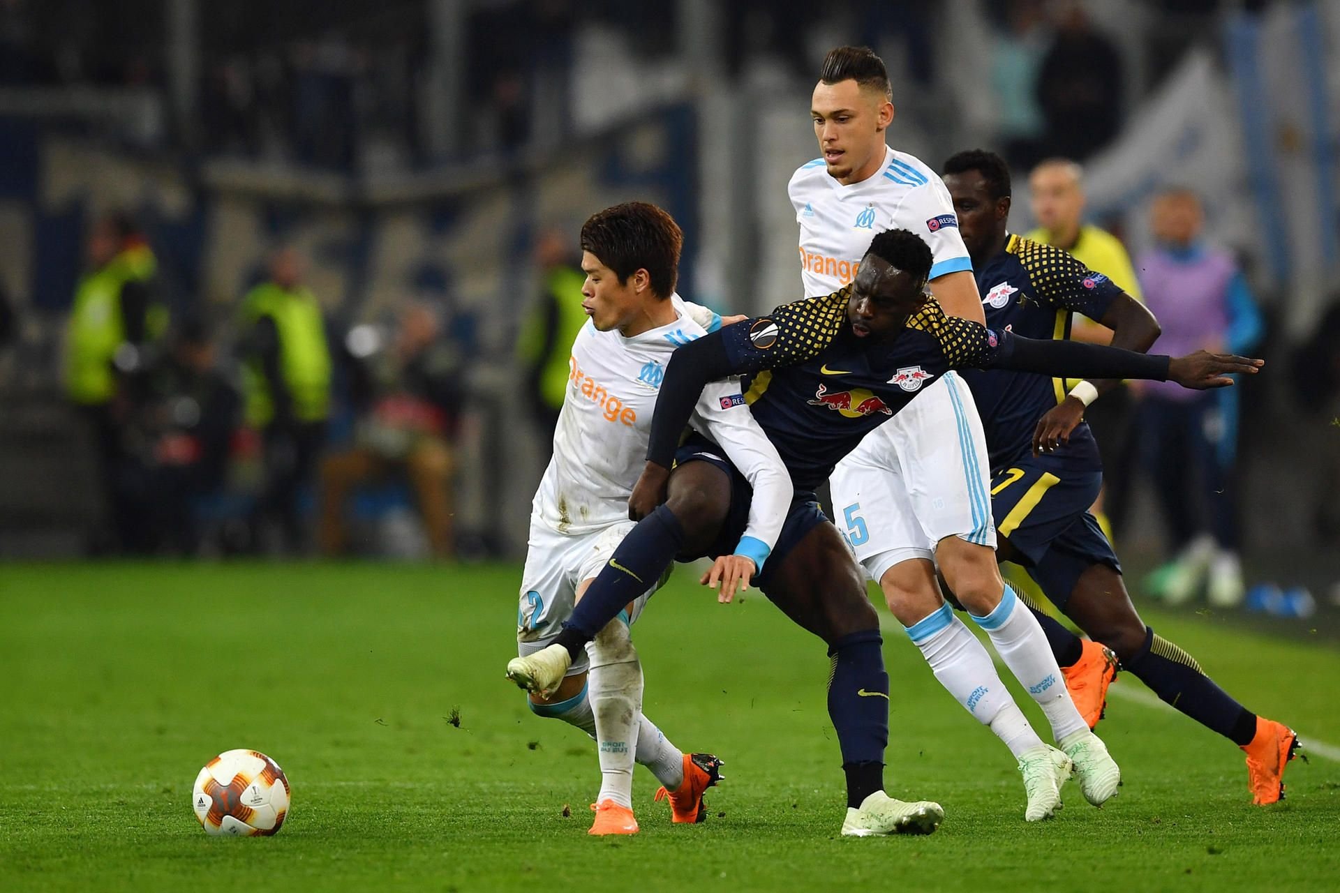 Hiroki Sakai (L) von Marseille ringt mit Leipziger Jean-Kevin Augustin um den Ball.