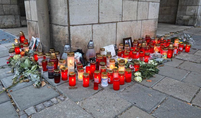 Kerzen erinnern an das Unglück vom Mittwoch.