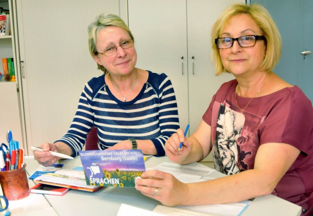 Die beiden Mitarbeiterinnen der Kreisvolkshochschule Christine Liepelt (links) und Andrea Jarczewsky gehen das aktuelle Programm durch.