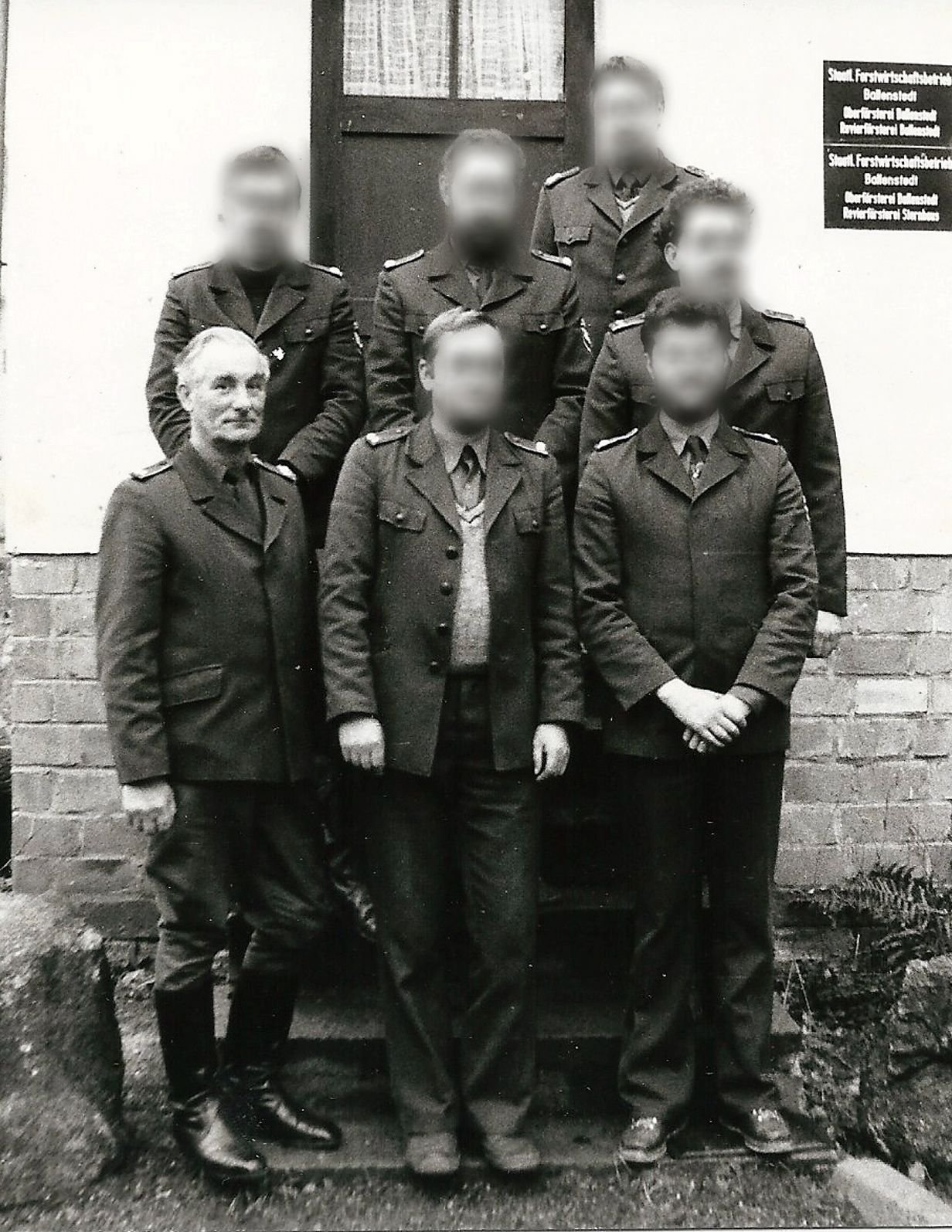 Revierförster Heinrich Schöndube (vorn, links) Anfang der 1990er Jahre im Kreise seiner Kollegen vom Forstamt Ballenstedt.