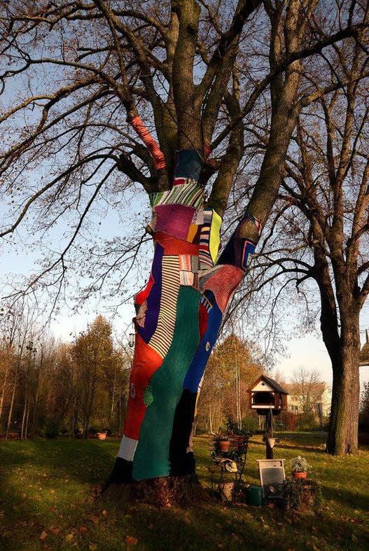 Farbenfrohe Akzente setzt die 100-jährige Linde am Droyßiger Bahnhof. Viele Anwohner und Nachbarn trugen zu dem ungewöhnlichen Werk bei und strickten den Baum ein. Damit wollen Kathrin Beikirch und das Aktionsbündnis „Wir sind das Leben“ für das Thema Knochenmarkspende sensibilisieren. Die Droyßiger haben mit diesem Projekt schon 1.600 Menschen erreicht und zum Mitmachen bewogen.