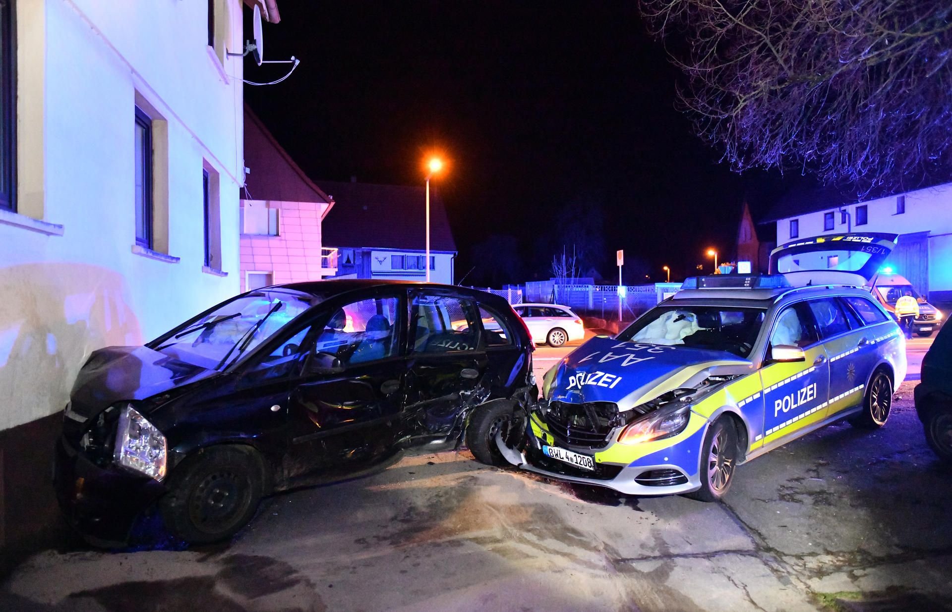 Als der Streifenwagen der Polizei erfasst wurde, befanden sich die Beamten auf der Fahrt zu einem Einsatz.