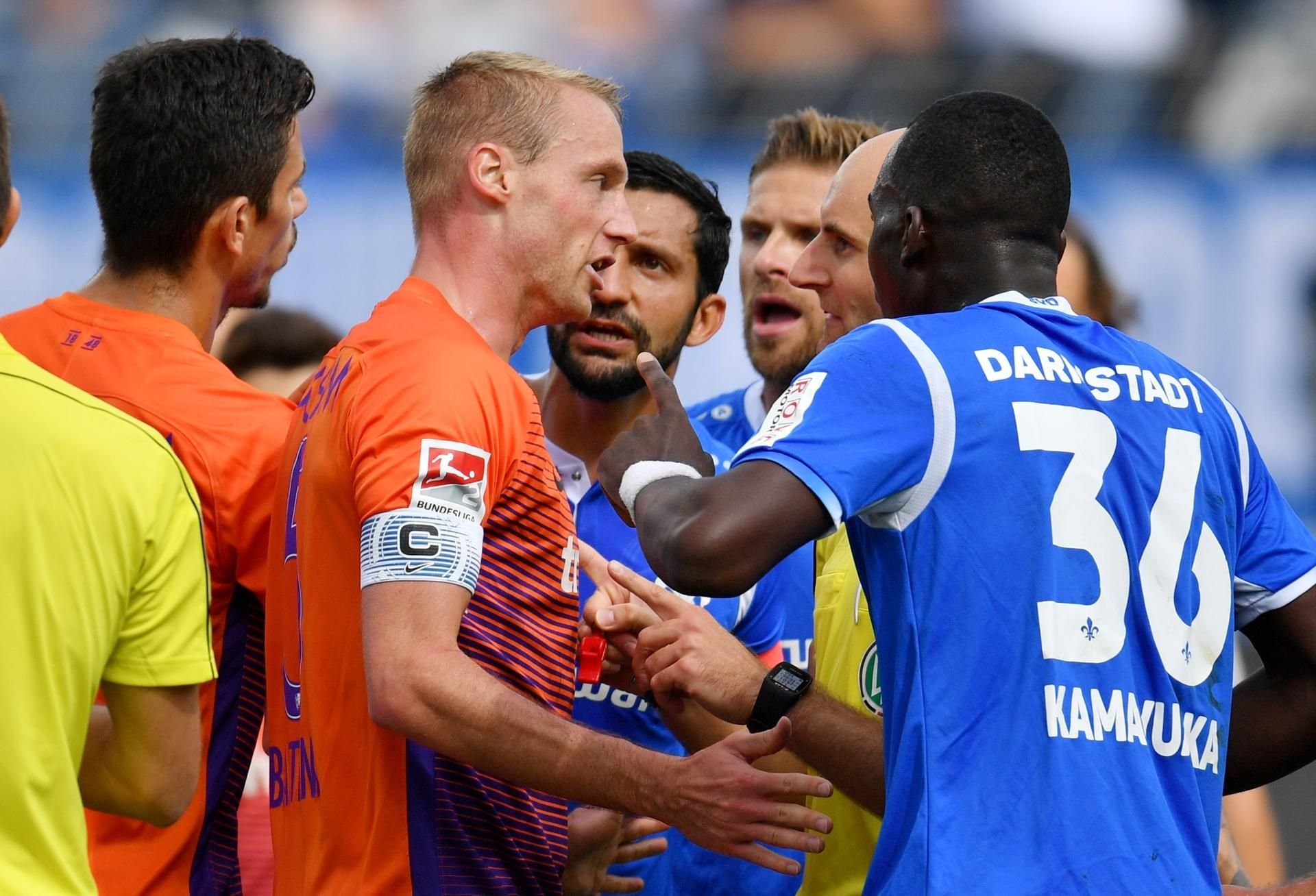 Gespräch mit Schiedsrichter Kempkes: Der Bochumer Kapitän Felix Bastians (2.v.l) erklärt, nicht gefoult worden zu sein.