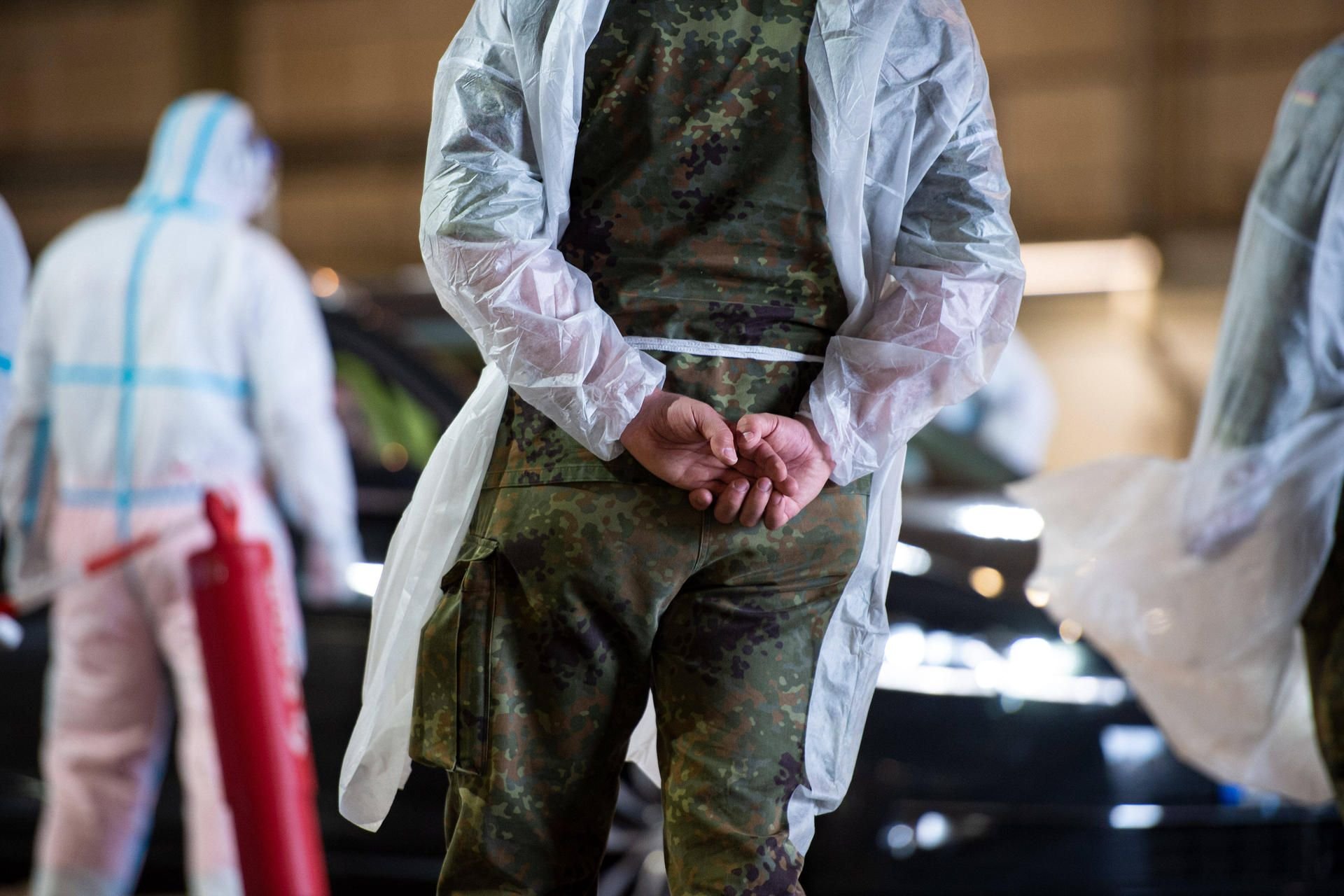 Ein Soldat der Bundeswehr unterstützt zivilie Helfer bei den Corona-Maßnahmen. (Symbolbild)