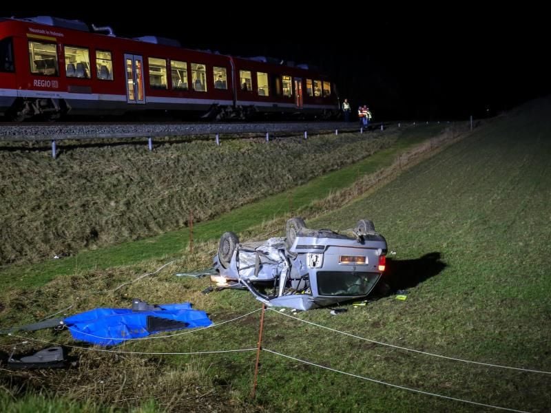 Das Auto wurde von dem Zug erfasst. Foto: Sebastian Iwersen