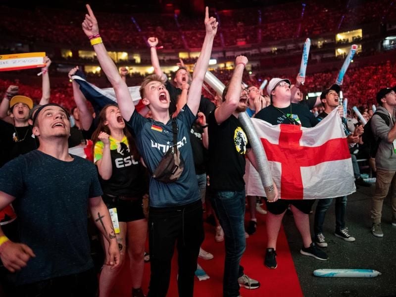 Fans verfolgen das Halbfinale zwischen den Teams Vitality und Astralis bei der ESL One Cologne. Ingesamt 16 Teams aus aller Welt kämpfen bei dem Turnier um den Titel im Spiel „Counter-Strike: Global Offensive”. Foto: Marius Becker