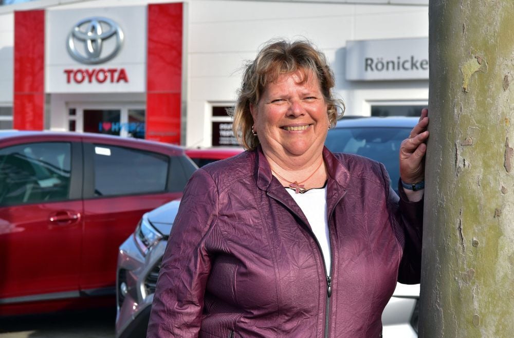 Martina Rönicke ist Geschäftsführerin im Autohaus und fühlt sich pudelwohl dort.
