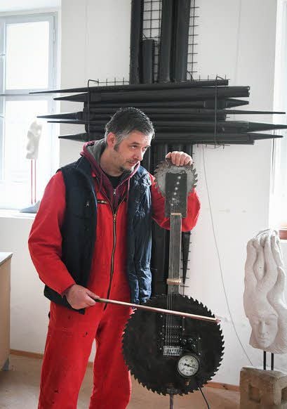 Michael Patzer schuf aus einer E-Gitarre und Kreissägeblättern ein E-Cello, das mit einem bespielbaren Orgelkreuz, über das die sphärische Musik erklingt, verbunden ist.