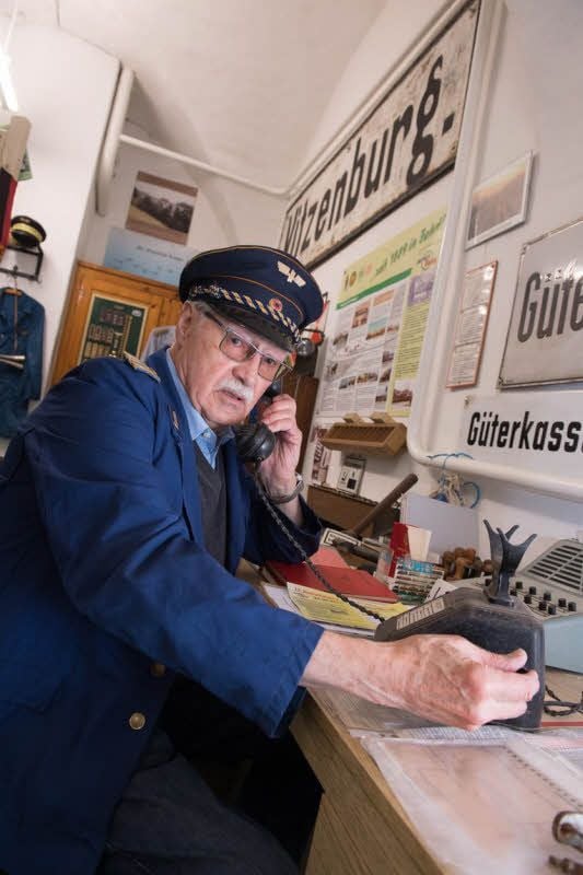 Engagierter Eisenbahner: Günther Göbel kümmert sich seit Beginn an um das Unstrutbahnmuseum im Rathaus in Laucha.