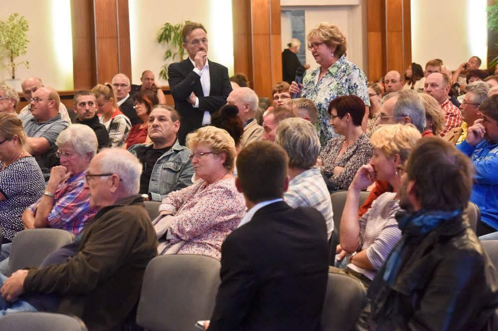 Die Teilnehmer der Bürgerversammlung hatten viele Fragen an den Grubenbetreiber.