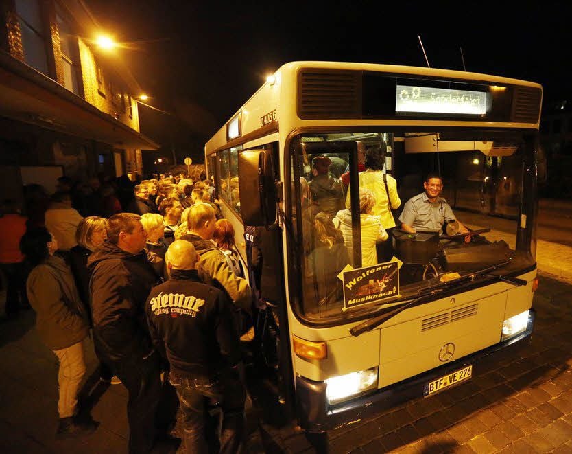 Zwei Busse fahren im 30-Minuten-Takt durch die Stadt.