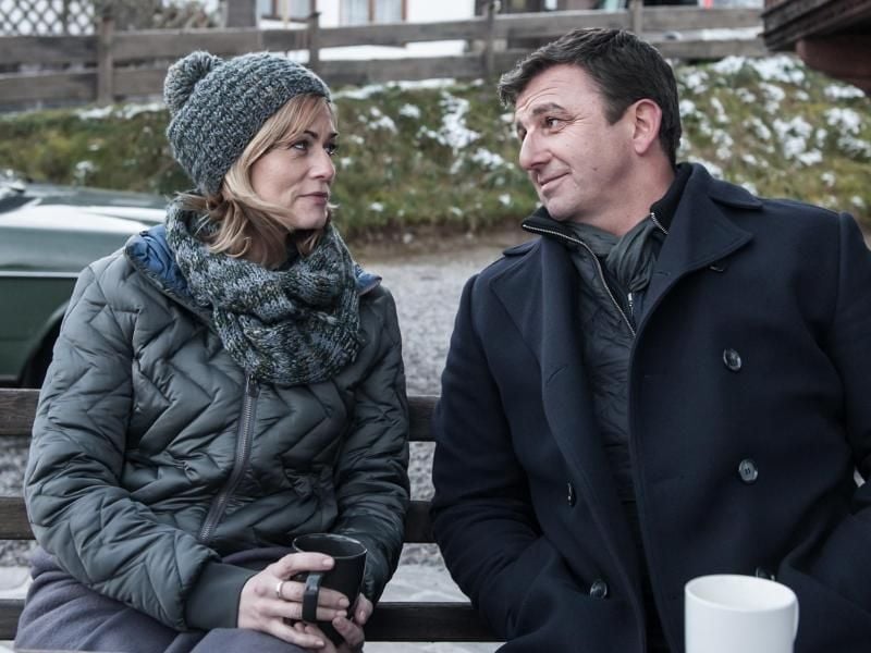Ein Lichtblick in stressigen Zeiten: Caro Sürth (Gesine Cukrowski) besucht Martin (Hans Sigl). Foto: ZDF/Stefanie Leo