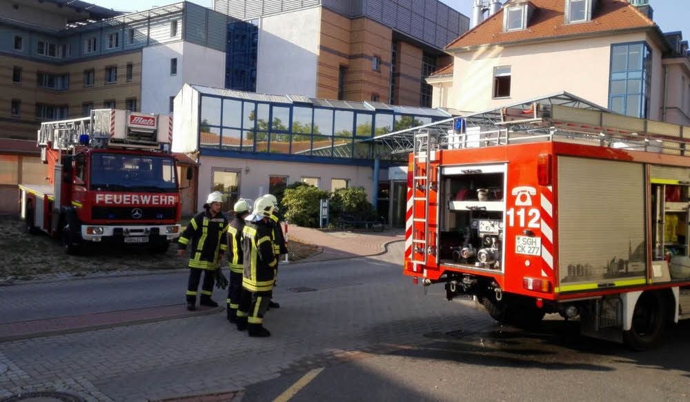 Feuerwehrleute vor der Heliosklinik.