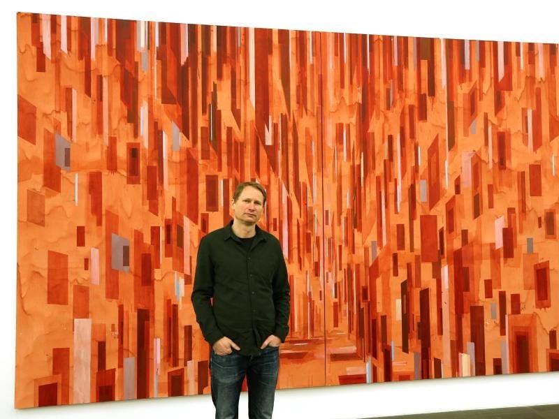 Der Maler David Schnell im Museum Küppersmühle in Duisburg vor seinem Bild „Palais” (2017). Foto: Roland Weihrauch