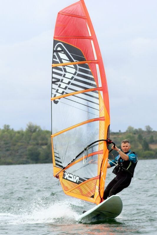 Andreas Wenda beim Surfen.