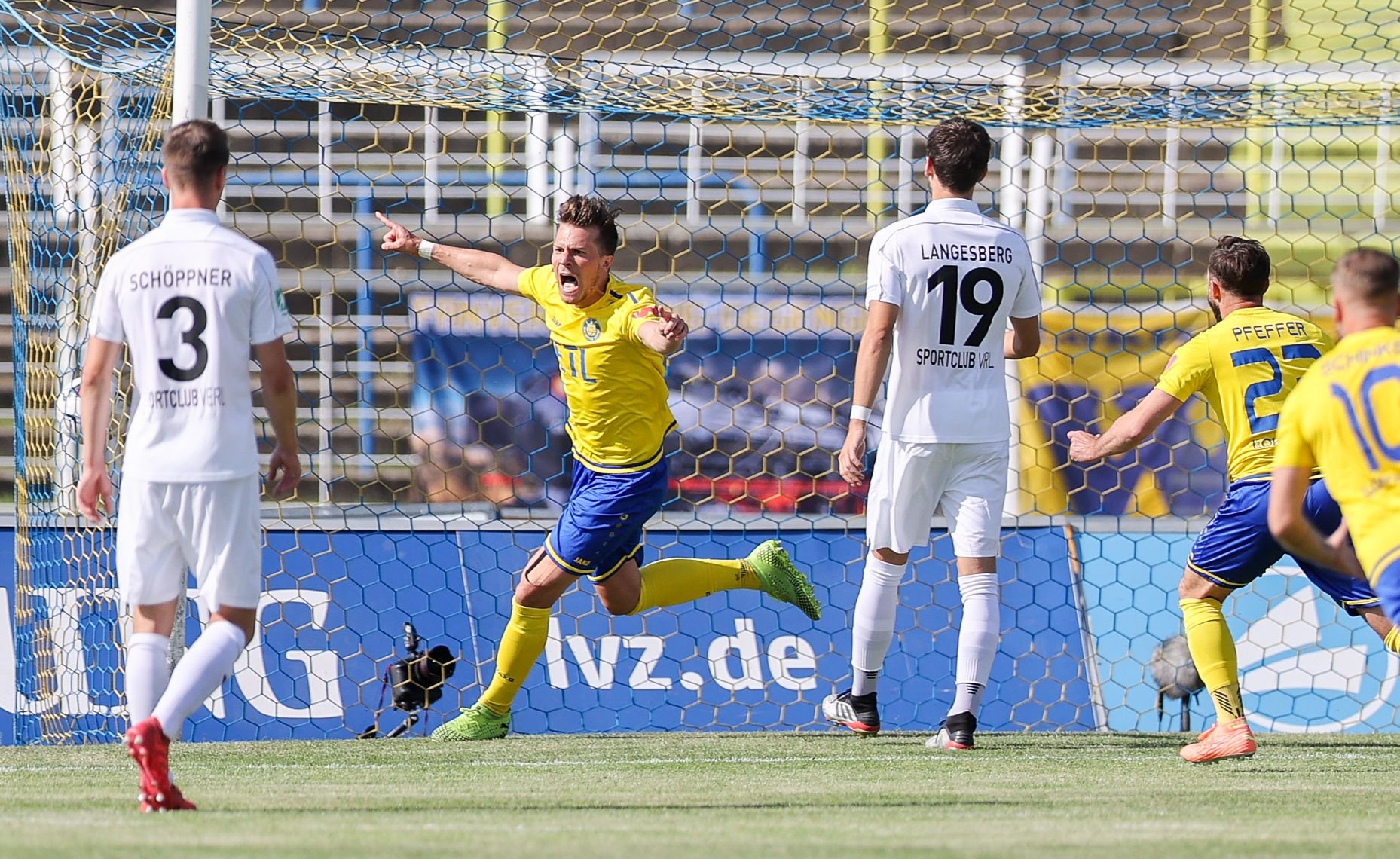 Regionalliga - Aufstiegsrunde zur 3. Liga, Lok Leipzig - SC Verl im Bruno-Plache-Stadion. Leipzigs Patrick Wolf (2.v.l.) jubelt nach dem Treffer zum 1:0 im Hinspiel.