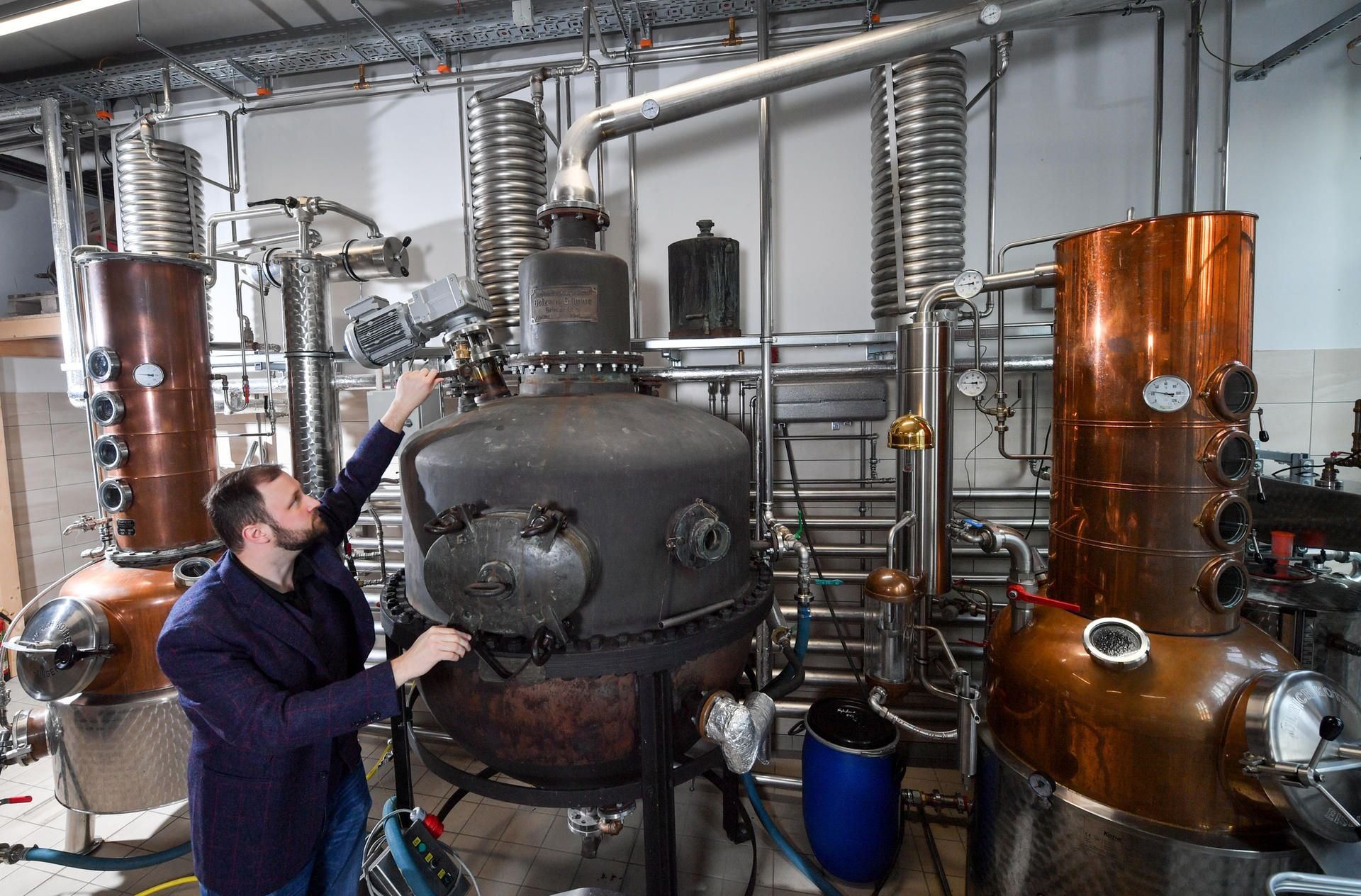 Daniel Rost, Brennmeister und Inhaber der Zeitzer Whisky Manufaktur; steht an der ältesten Whisky-Brennblase Deutschlands von 1935.