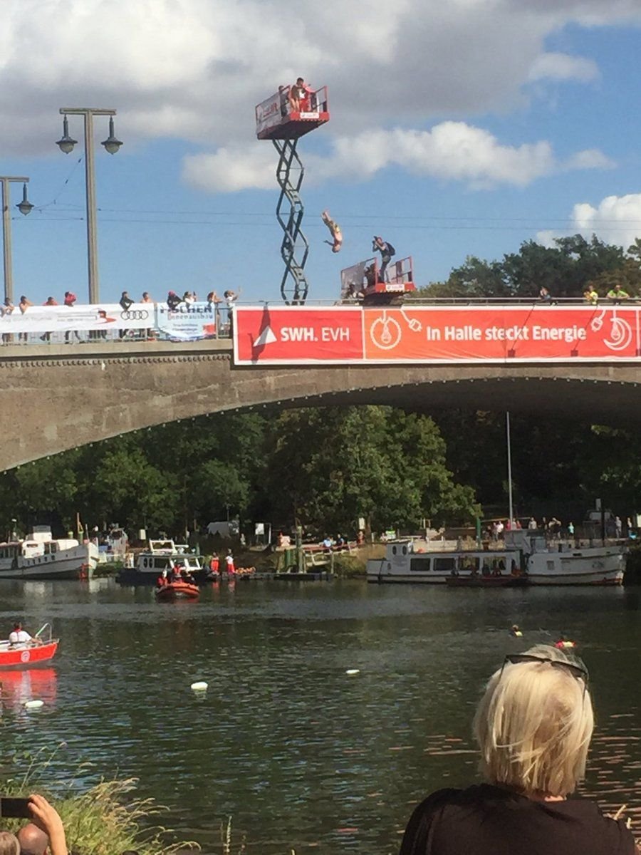 Einer der letzten Höhepunkte beim Laternenfest 2018: Das Brückenspringen von der Giebichenstein-Brücke