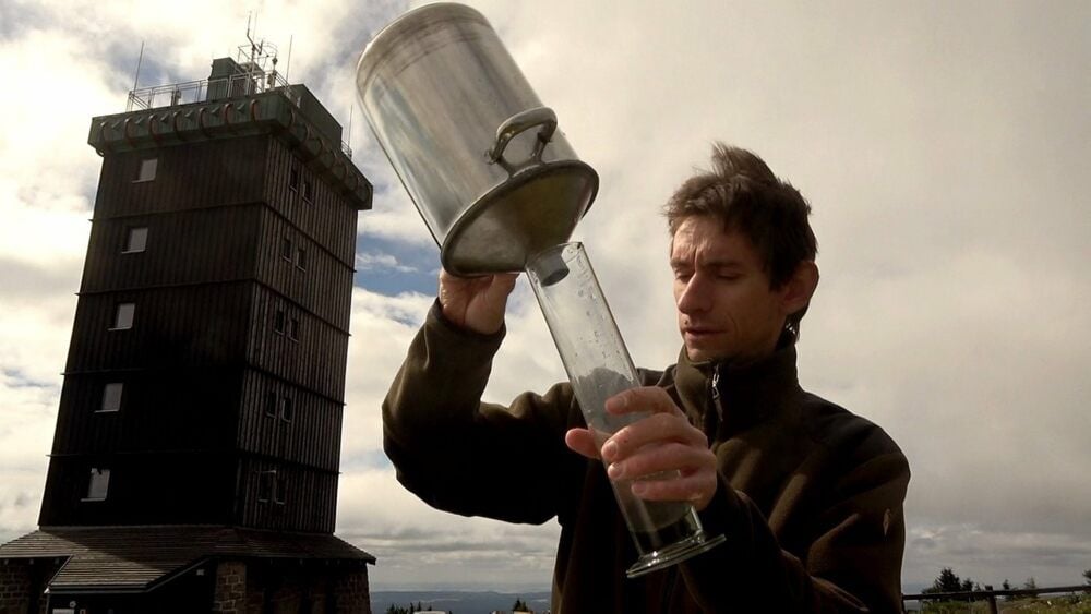 Marc Kinkeldey füllt im Juli 2018 aufgefangenen Regen in ein Messgefäß. Heute zeichnen Messgeräte die Niederschlagsmenge auf.