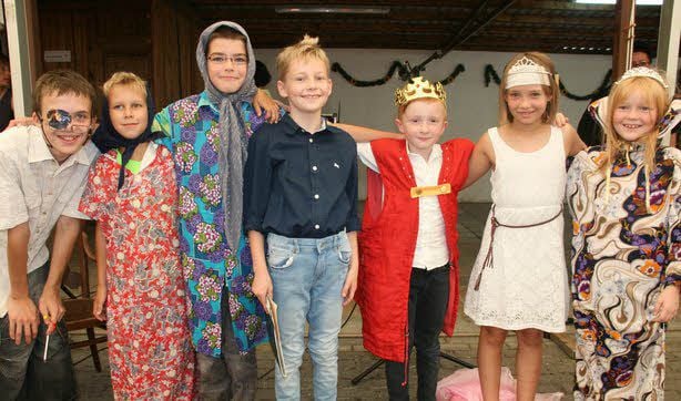 Comedy-verdächtig: Der junge Vater (Ramona Döring, rechts im linken Bild) möchte seine Tochter unbedingt „Buxtehude“ nennen und findet in der Standesbeamtin (Heidi Knöffel) eine unbestechliche Widersacherin. Für die humorvolle Inszenierung des Aschenputtel-Märchens bekommen diese Kinder kräftigen Applaus.