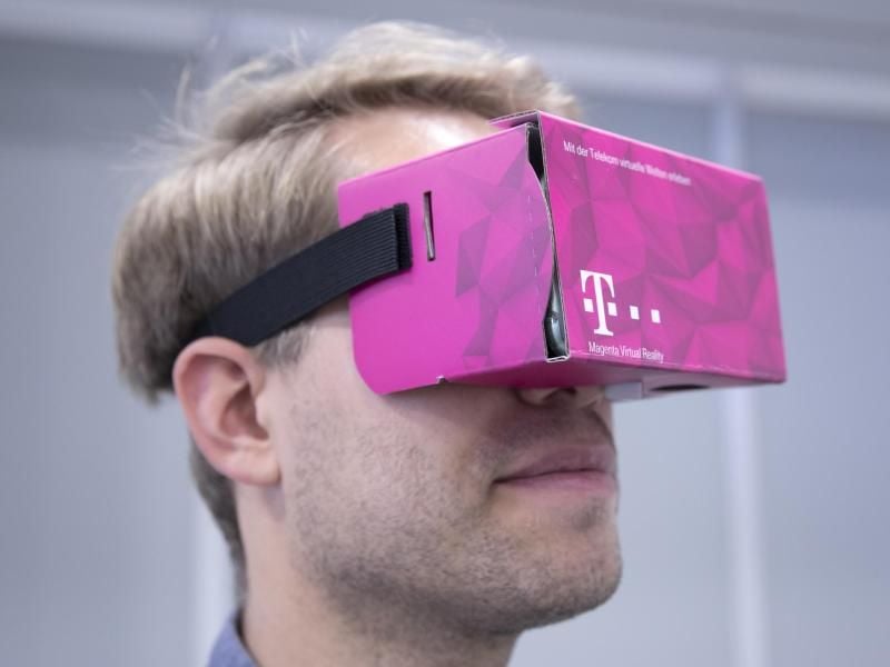 Die App für die neue Virtual-Reality-Plattform der Telekom funktioniert im Cardboard-Halter, aber auch mit Samsungs Gear VR und Googles Daydream VR. Foto: Florian Schuh/dpa-tmn