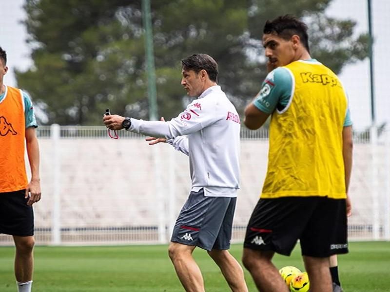 Niko Kovac (M) trifft mit seinem neuen Club im Rahmen eines Testspiels auf die Eintracht. Foto: Franckie Tourdre/asmonaco/dpa