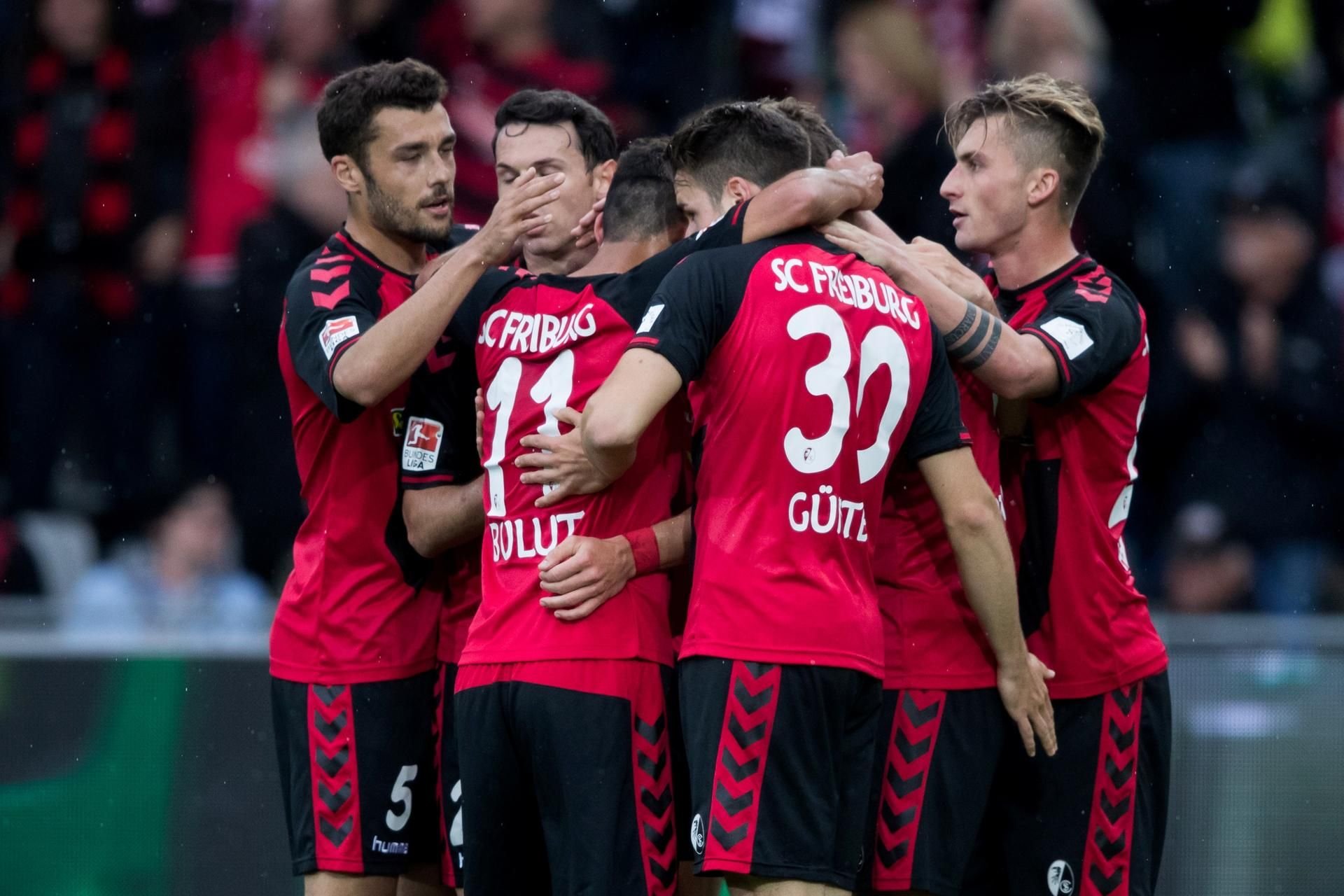 Freiburgs Spieler jubeln über den Sieg gegen Schalke.