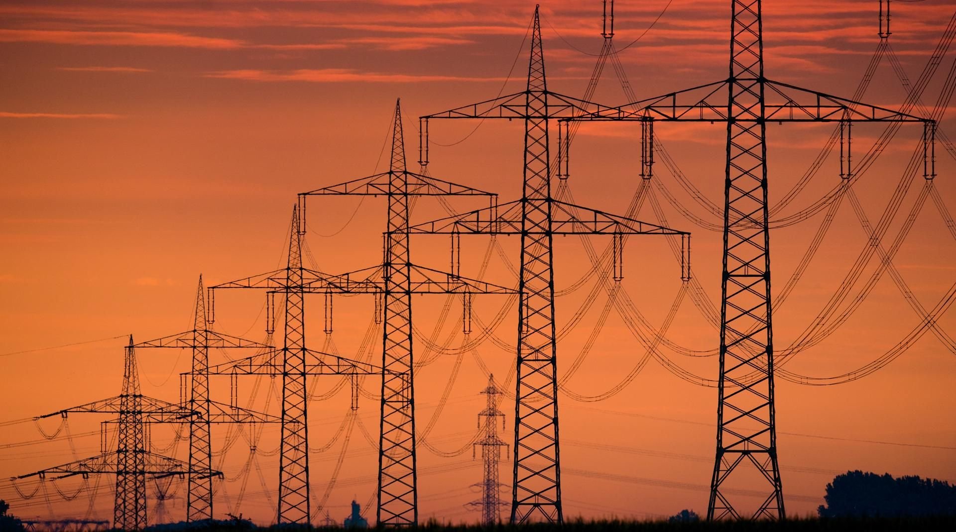 Könnte durch neue Technologien ausgedient haben: Hochspannungsleitungen, die den Strom über große Strecken transportieren müssen.