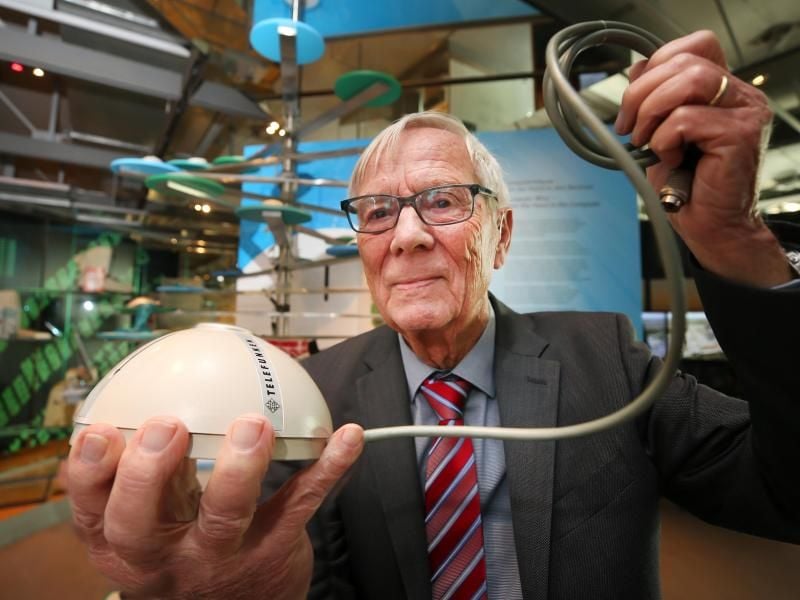 Elektroingenieur Rainer Mallebrein zeigt die erste Computermaus wovon es weltweit nur noch vier Exemplare gibt. Foto. Dieter Menne Foto: Dieter Menne