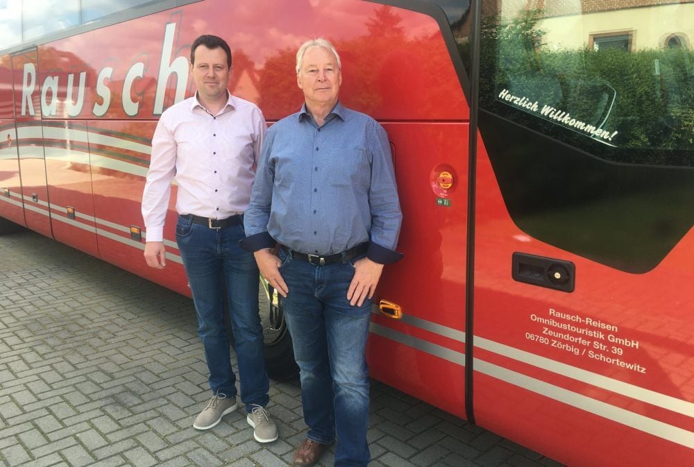 Warten darauf, dass es nach Corona wieder losgeht: Busreise-Unternehmer Peter und Mario Rausch (v.r.).